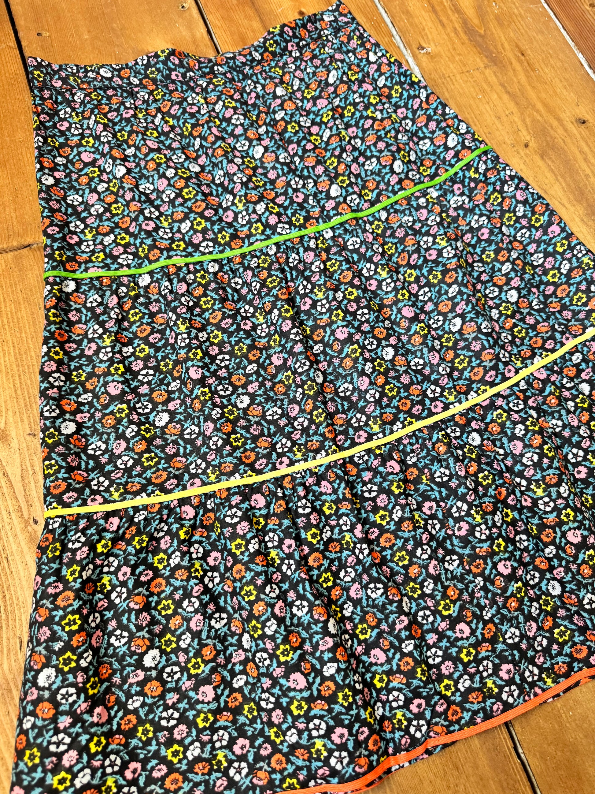 Vintage Italian floral tiered skirt from the late 80s/early 90s with colourful contrast piping and a timeless ditsy print. Handpicked for Bee Tiny kids vintage.
