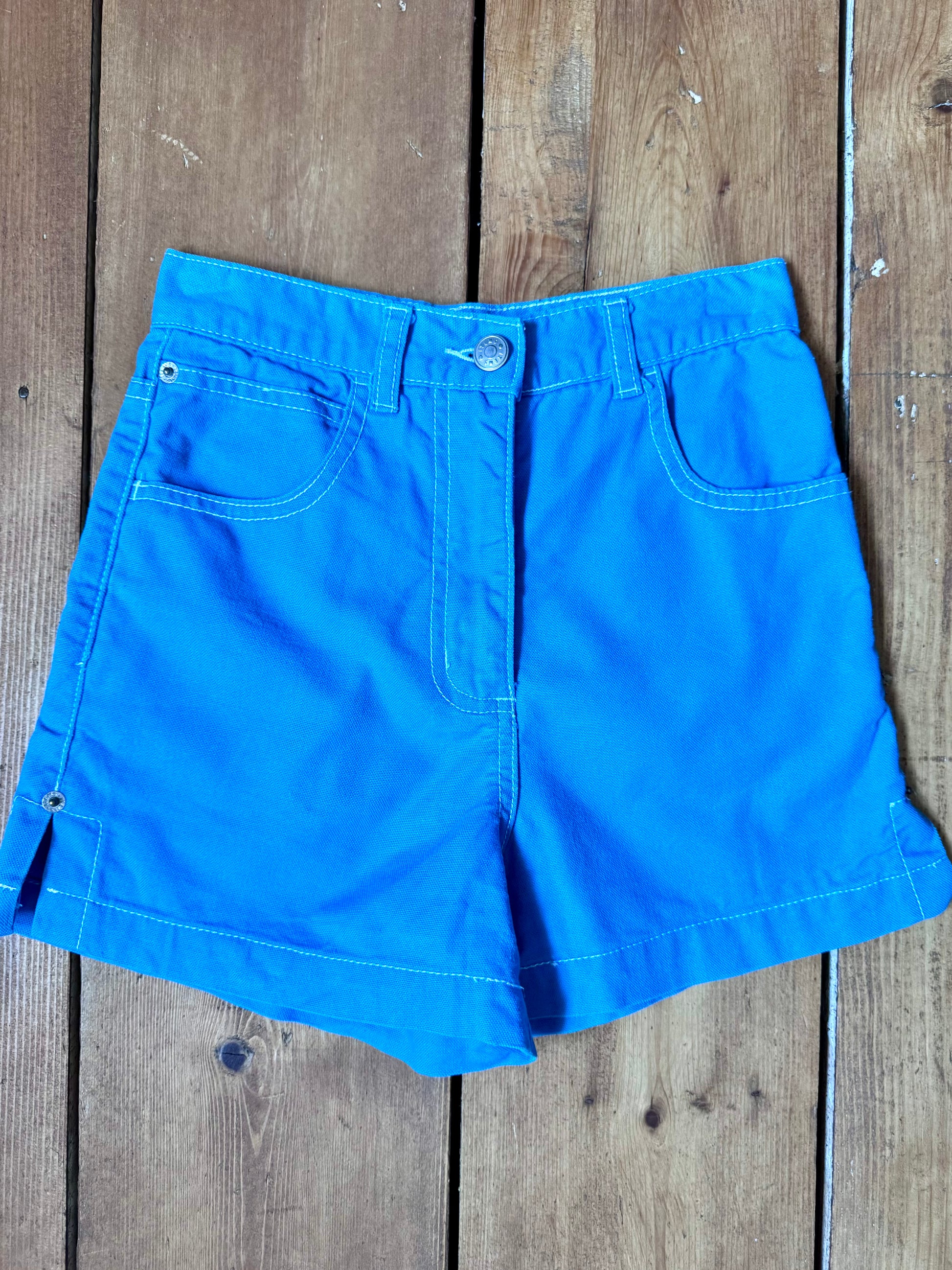 Vintage Y2K blue kids shorts from Items. Lightweight cotton summer shorts in age 10, perfect for holidays and everyday wear. Handpicked for Bee Tiny kids vintage.