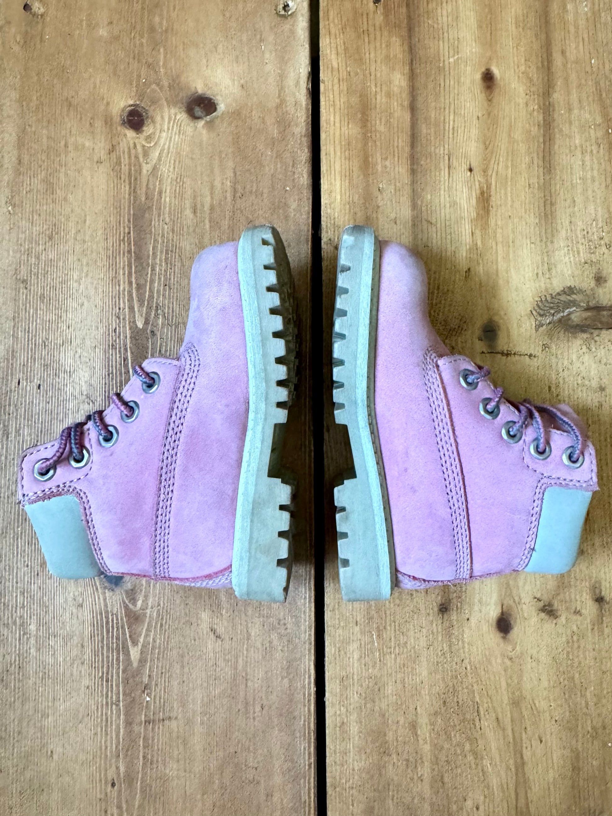 Timberland 6-inch pink nubuck infant boots. size UK 6. Handpicked for Bee Tiny kids vintage.