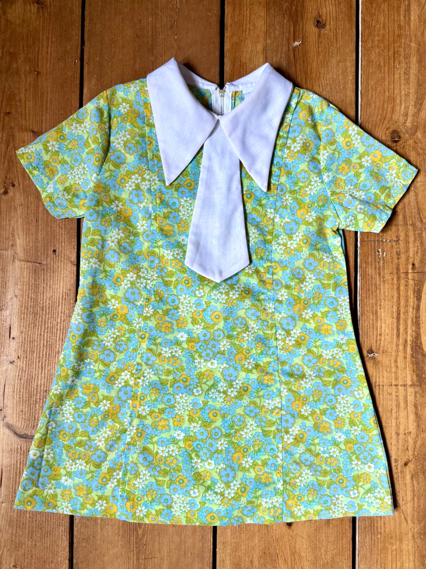 Vintage 1970s kids dress. Vintage floral childrens summer dress. Green floral dress with oversized collar. Handpicked for Bee Tiny kids vintage.