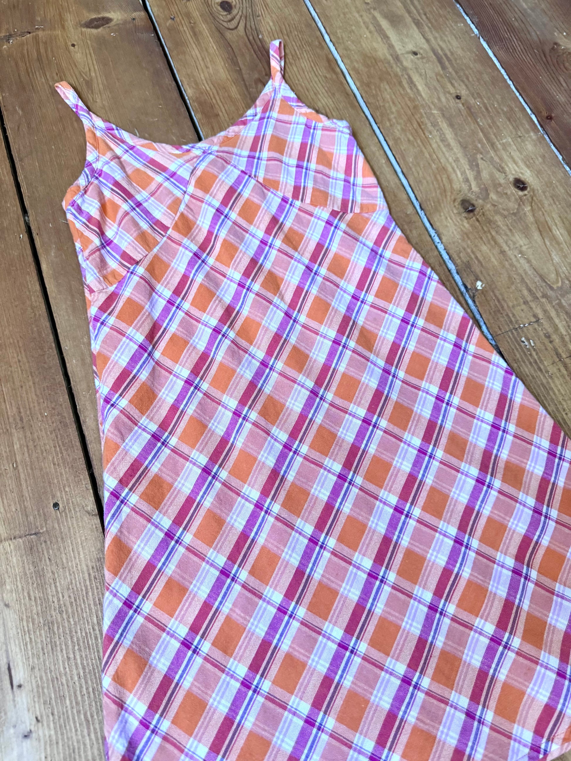 Vintage Y2K orange plaid summer dress for kids. Lightweight A-line design in bright sunset colours. Handpicked for Bee Tiny kids vintage.