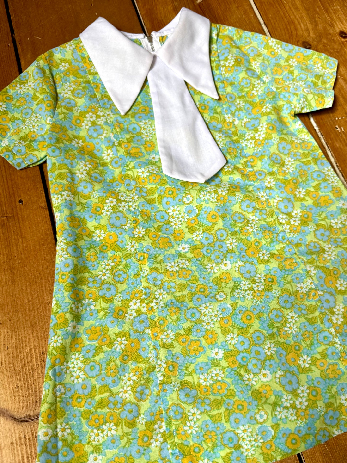Vintage 1970s kids dress. Vintage floral childrens summer dress. Green floral dress with oversized collar. Handpicked for Bee Tiny kids vintage.