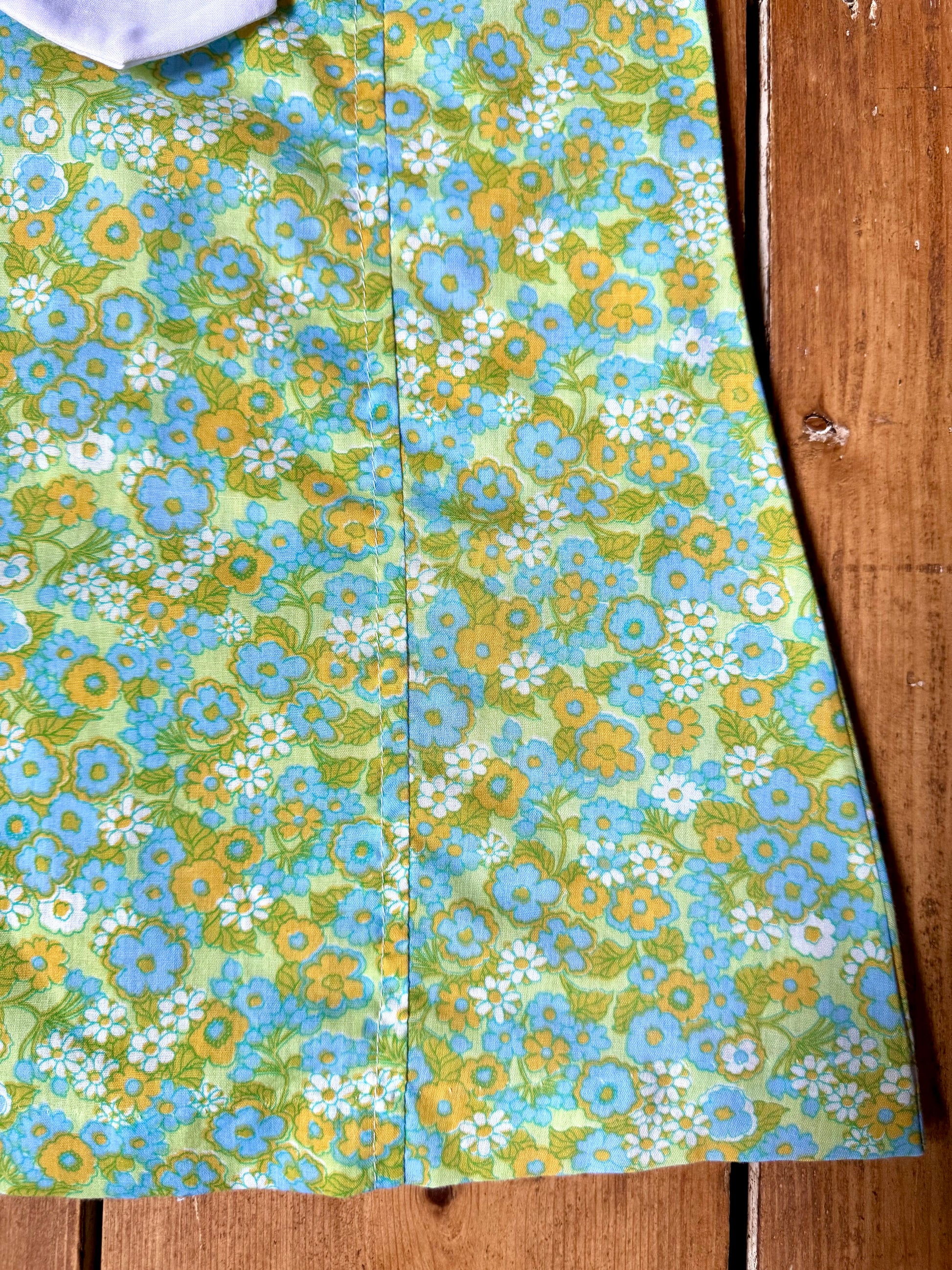 Vintage 1970s kids dress. Vintage floral childrens summer dress. Green floral dress with oversized collar. Handpicked for Bee Tiny kids vintage.
