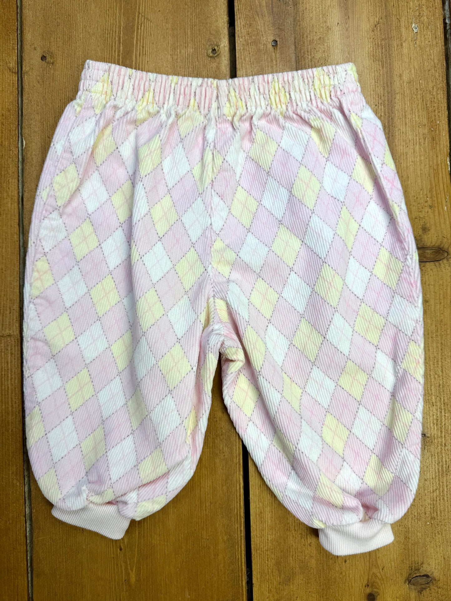 Vintage 80s pink argyle corduroy baby balloon trousers. Baby golf trousers. Age 6-12 months. Handpicked for Bee Tiny kids vintage. 