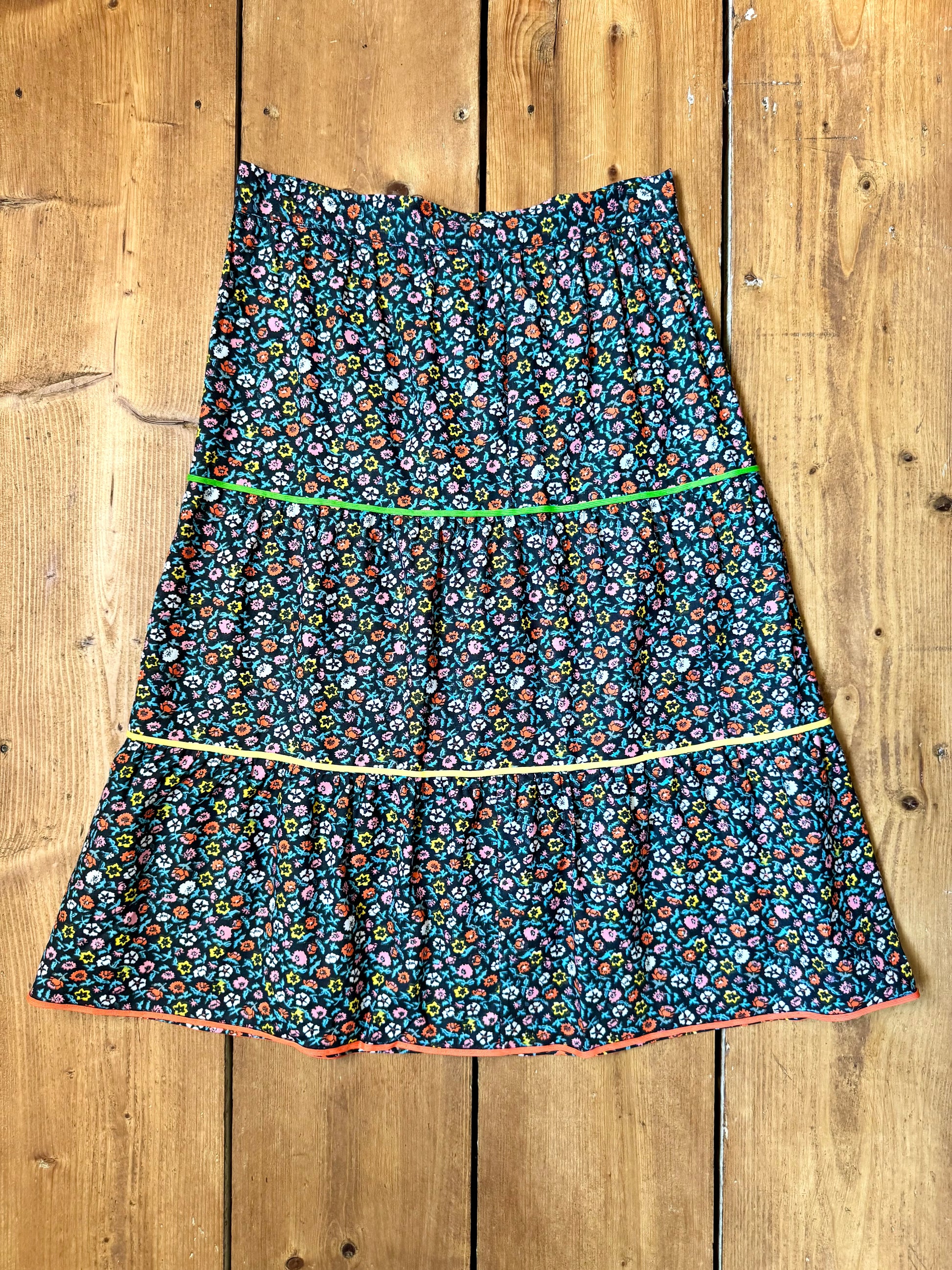 Vintage Italian floral tiered skirt from the late 80s/early 90s with colourful contrast piping and a timeless ditsy print. Handpicked for Bee Tiny kids vintage.