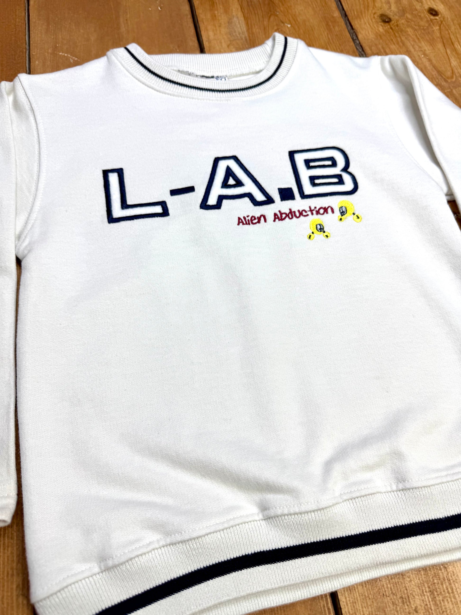 Vintage 90s H&M embroidered white sweatshirt. Age 5-6 years. Handpicked for Bee Tiny kids vintage.