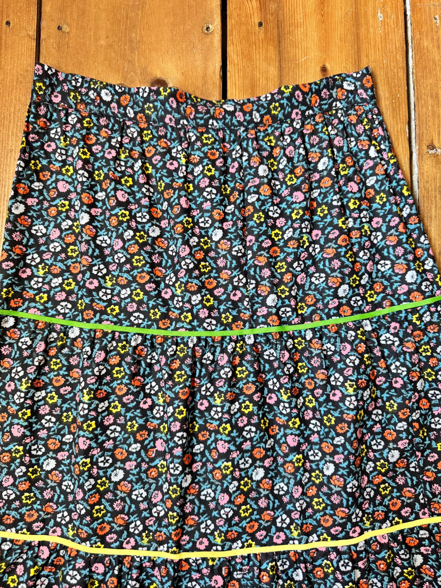 Vintage Italian floral tiered skirt from the late 80s/early 90s with colourful contrast piping and a timeless ditsy print. Handpicked for Bee Tiny kids vintage.