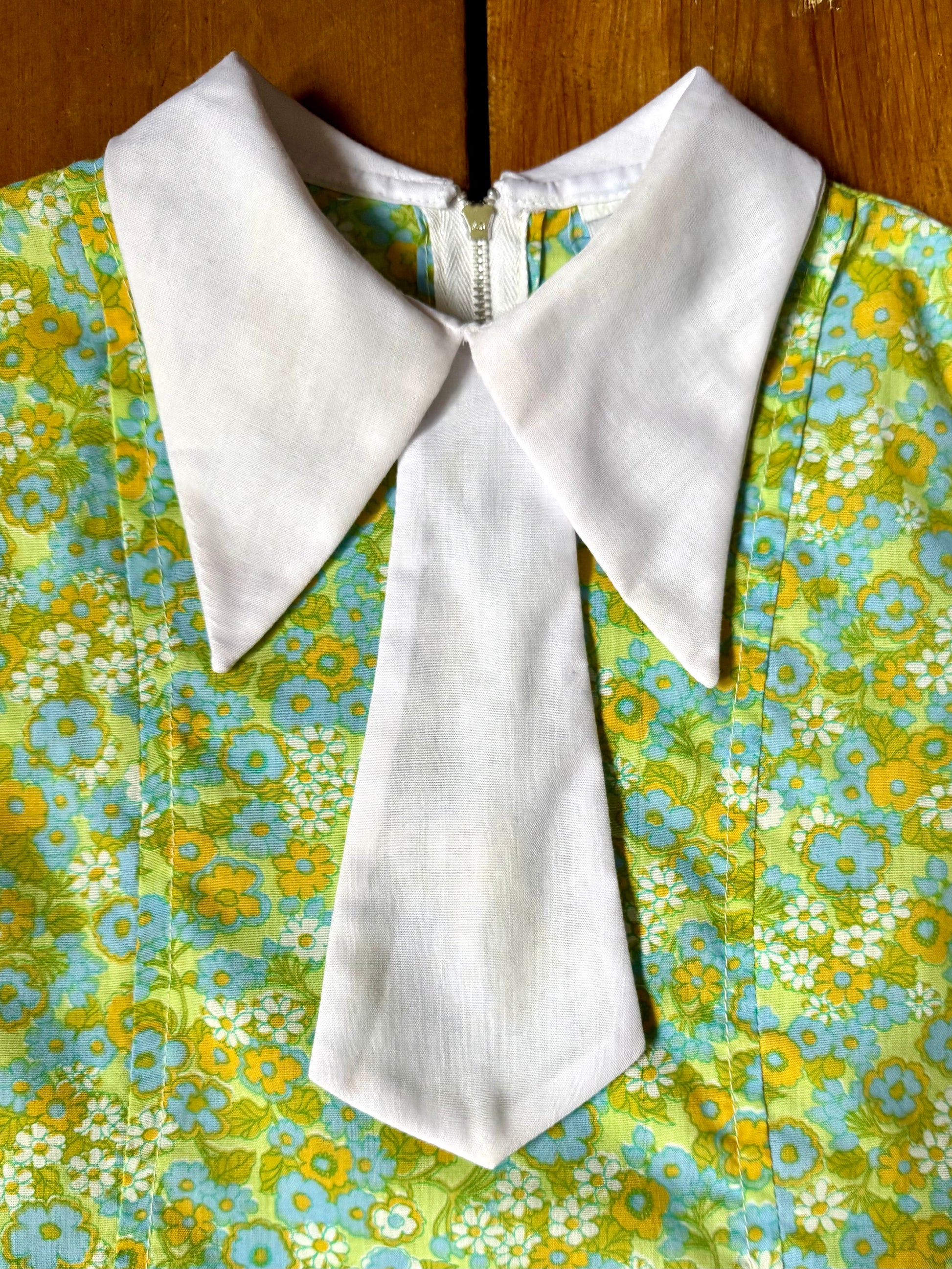 Vintage 1970s kids dress. Vintage floral childrens summer dress. Green floral dress with oversized collar. Handpicked for Bee Tiny kids vintage.