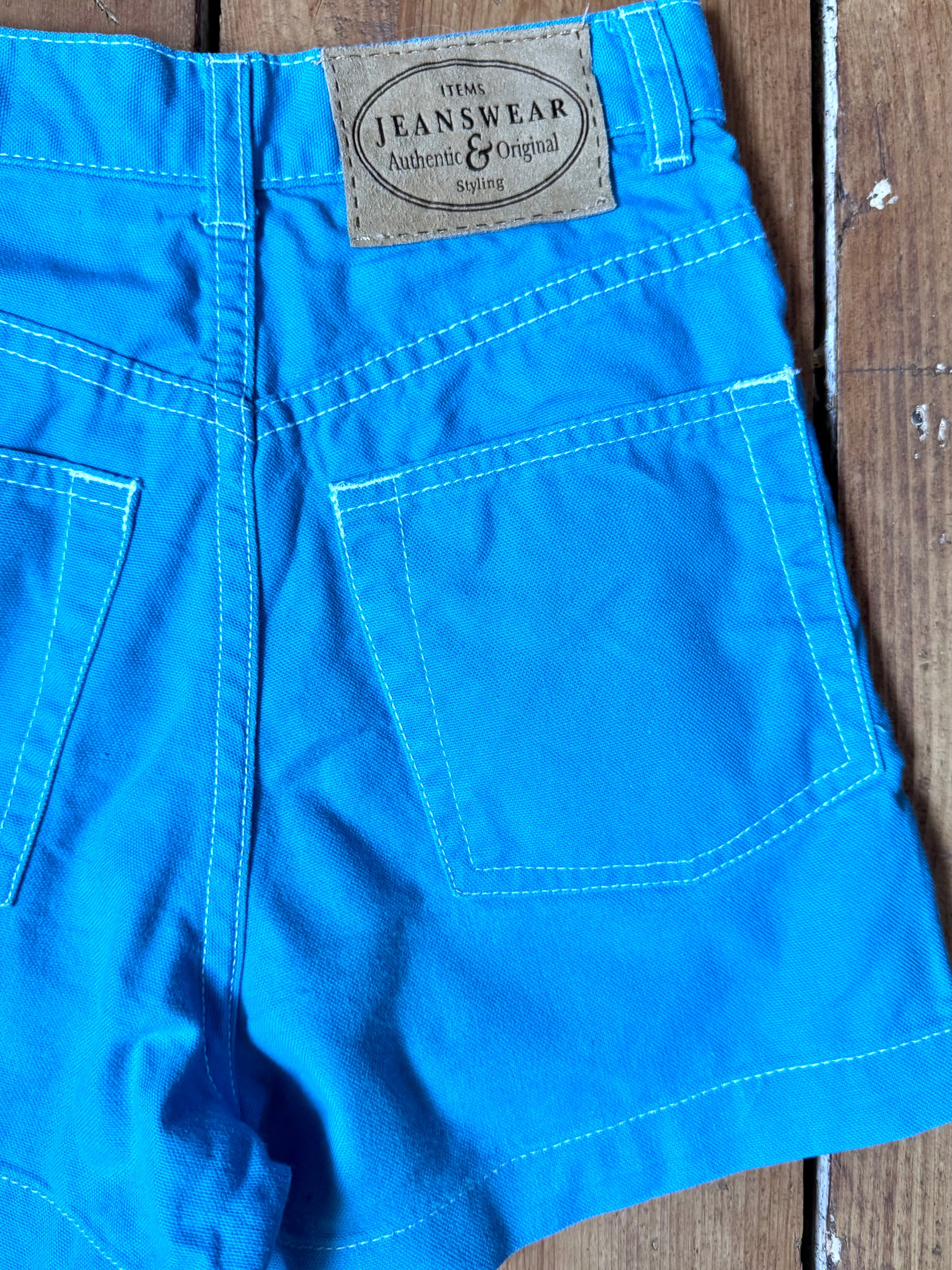 Vintage Y2K blue kids shorts from Items. Lightweight cotton summer shorts in age 10, perfect for holidays and everyday wear. Handpicked for Bee Tiny kids vintage.