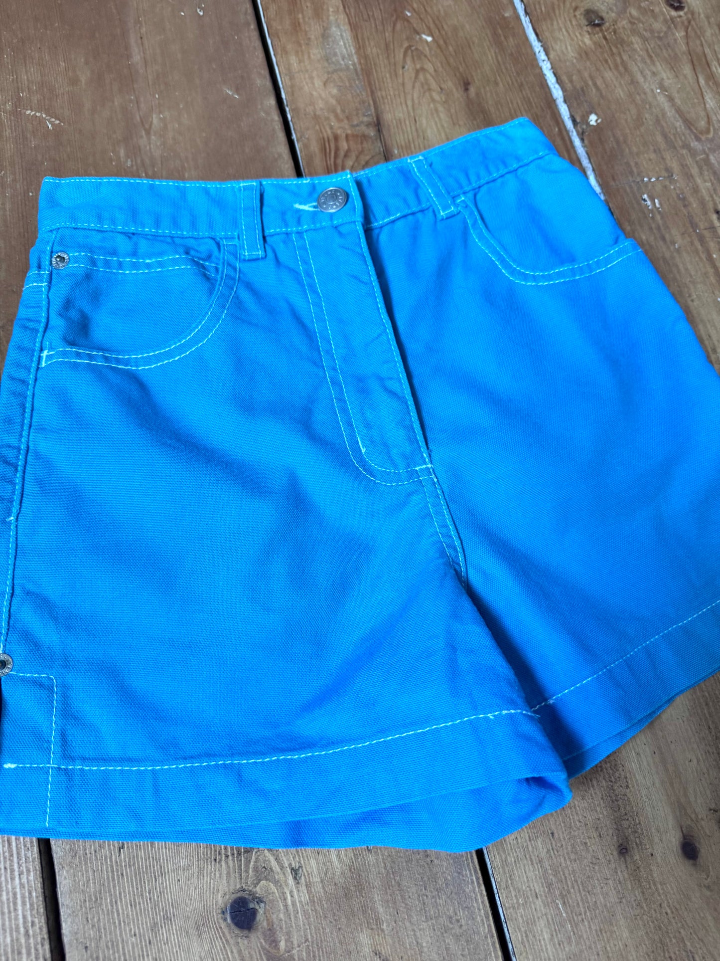 Vintage Y2K blue kids shorts from Items. Lightweight cotton summer shorts in age 10, perfect for holidays and everyday wear. Handpicked for Bee Tiny kids vintage.