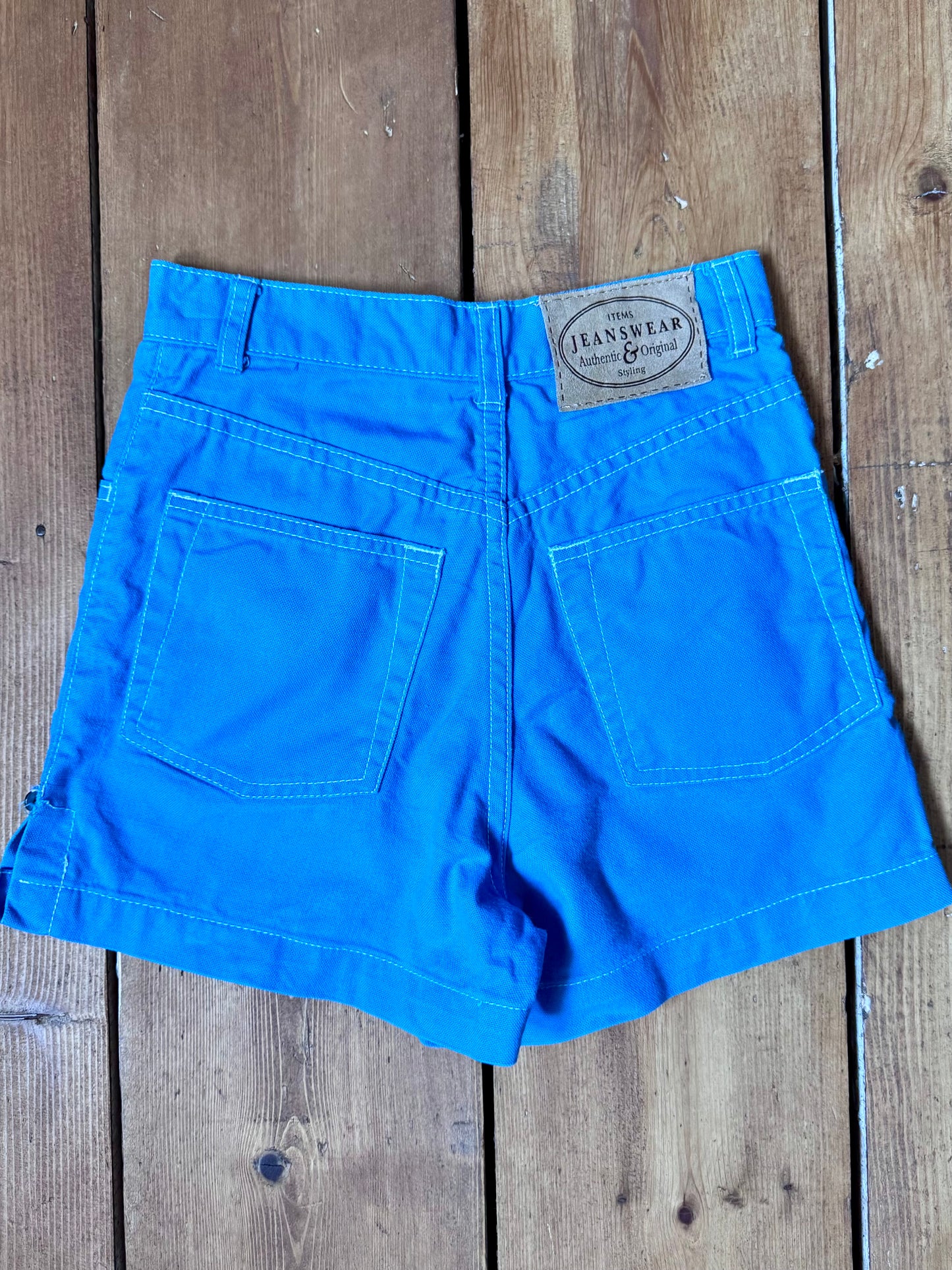 Vintage Y2K blue kids shorts from Items. Lightweight cotton summer shorts in age 10, perfect for holidays and everyday wear. Handpicked for Bee Tiny kids vintage.