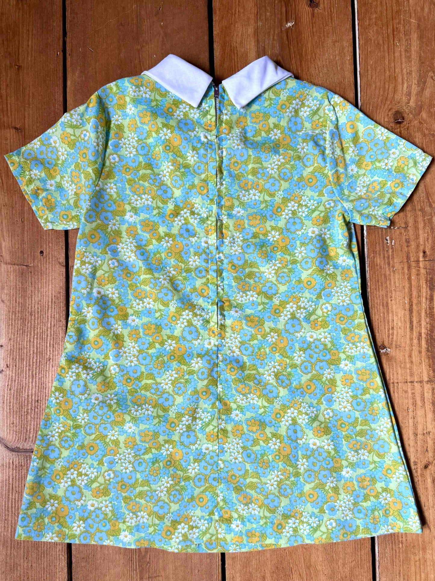 Vintage 1970s kids dress. Vintage floral childrens summer dress. Green floral dress with oversized collar. Handpicked for Bee Tiny kids vintage.