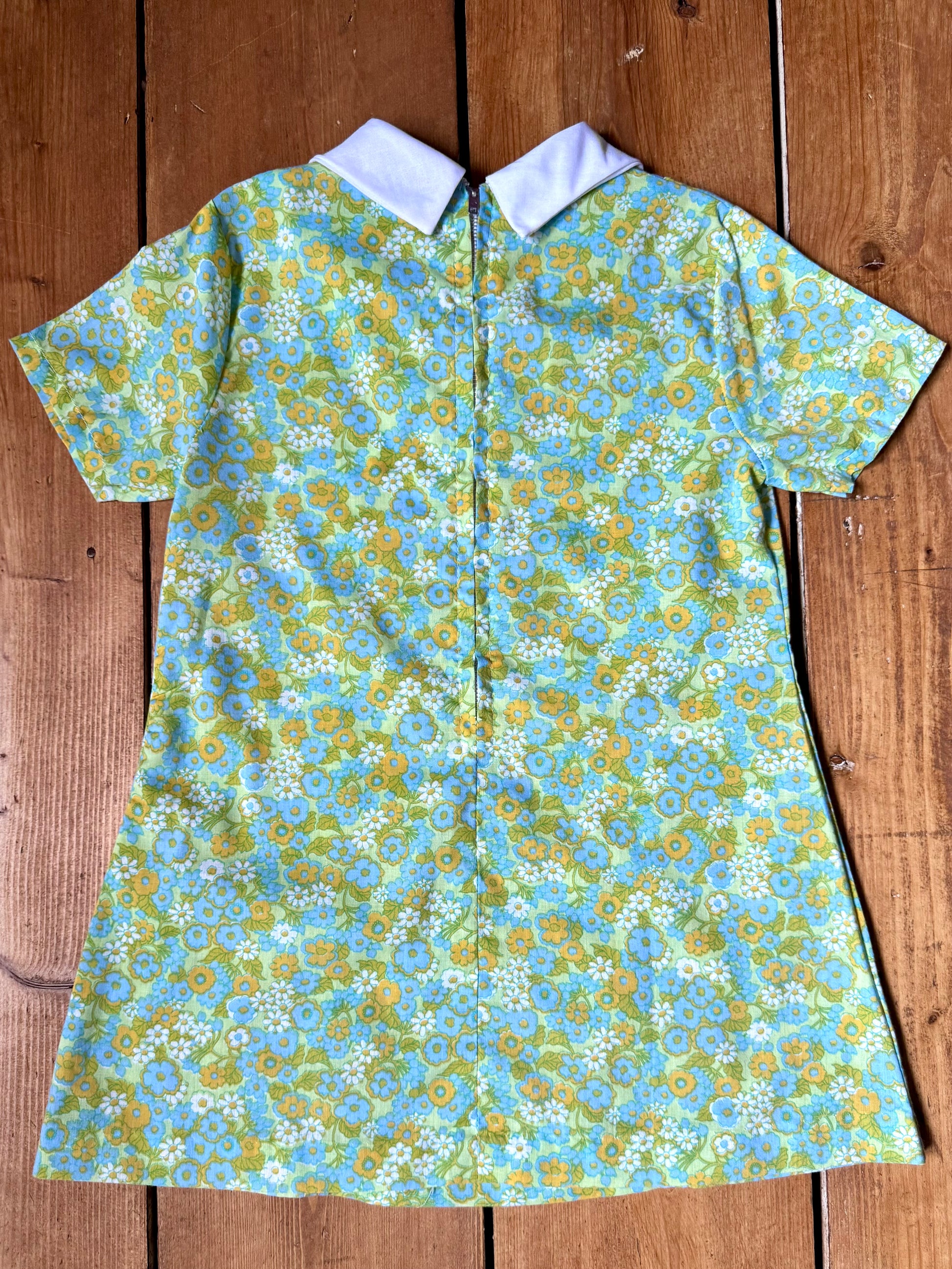 Vintage 1970s kids dress. Vintage floral childrens summer dress. Green floral dress with oversized collar. Handpicked for Bee Tiny kids vintage.