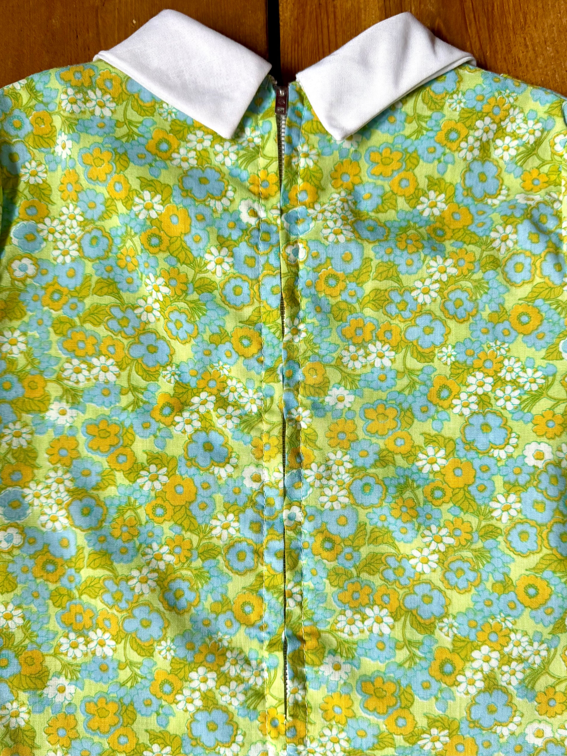 Vintage 1970s kids dress. Vintage floral childrens summer dress. Green floral dress with oversized collar. Handpicked for Bee Tiny kids vintage.